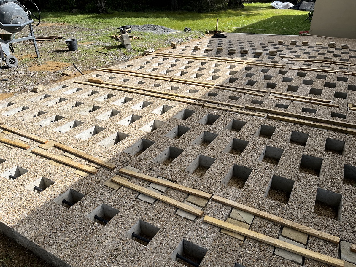 Places de parking en cours de réalisation avec modules Cubstone chez un particulier